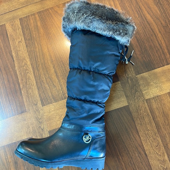 NEVER WORN MICHAEL KORS BLACK TALL LEATHER & FAUX FUR BOOTS SIZE 7 - BEAUTIFUL! - Picture 1 of 11
